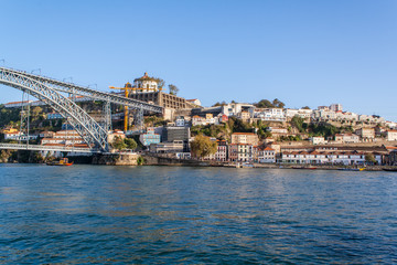 Blick von Porto auf die Ponte Dom Luís I und Vila Nova de Gaia