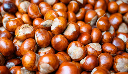 Kastanien auf einem Haufen als Hintergrund 