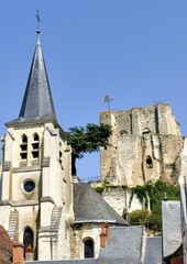 Fototapeta na wymiar Eglise Sainte-Croix et donjon du château médiéval de Montrichard 