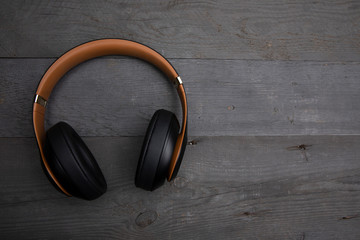 kopfhörer auf holzhintergrund / headset on wooodbackdrop
