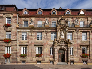 Fototapeta na wymiar Stadthaus Portal in Speyer entzerrt
