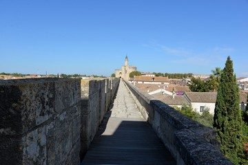Fototapeta na wymiar Tours et remparts d’Aigues-Mortes