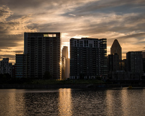Centre des affaires en ville. Ambiance de coucher de soleil avec du reflet dans l'eau.
