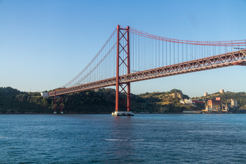 Fototapeta na wymiar Puente colgante sobre el rio Tajo