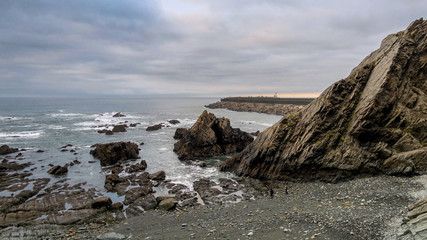 Fototapeta na wymiar olas rompiendo contra las rocas 