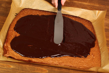 Leveling icing using palette knife