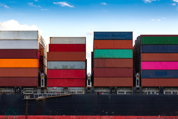 Stapel von Containern auf einem Schiff