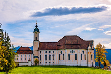 Die Wieskirche, eine bedeutende Wallfahrskirche in Bayern, von der Nordseite als Detailansicht bei Himmel mit Föhnwolken 