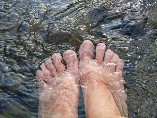 pies en el agua