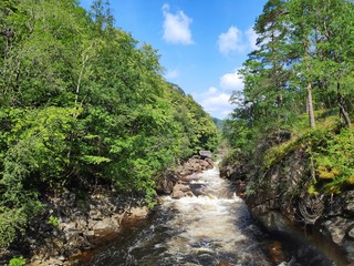 Fluss durch wundervolle Landschaft in Norwegen