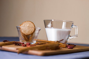 Galletas y un vaso con leche