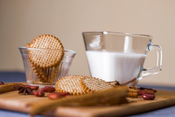 Galletas y un vaso con leche