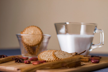 Galletas y un vaso con leche