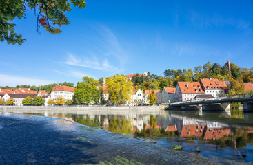 Fototapeta na wymiar Landsberg am Lech im Herbst: Blick auf die Altstadt und dieKatharinenbrücke