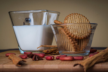 Galletas y un vaso con leche