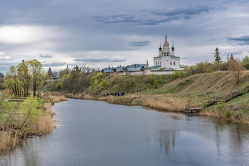 Fototapeta na wymiar Kamenka river in Suzdal, a well preserved old Russian town-museum. A member of the Golden ring of Russia