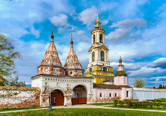 Fototapeta na wymiar Twin gates and bell tower of Rizopolozhensky monastery in Suzdal, a well preserved old Russian town-museum. A member of the Golden ring of Russia