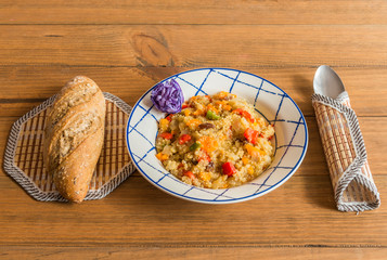 Plato de quinoa con verduras.