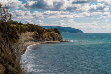 Fototapeta na wymiar Views of the Black sea from the steep shores of Gelendzhik.