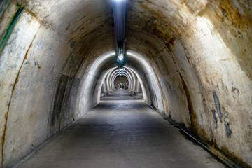 Obraz premium Opuszczony tunel, II wojna światowa, architektura, minimalizm