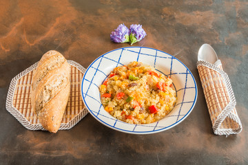 Plato de quinoa con verduras.