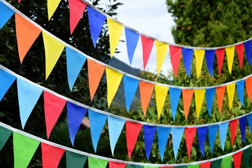 Farbenfrohe Wimpel - Wimpelkette im Garten in vielen bunten Farben