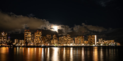 Fototapeta premium Honolulu night-scape with full moon above