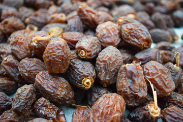 Obraz premium sweet dates fruit healthy lifestyle vegetarian food new season fresh dried food home garden outdoors