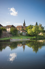 Fototapeta na wymiar village français le long du canal de Roanne à Digoin