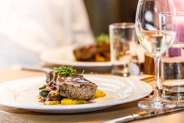 Steak auf dem Teller - Gourmetessen im Restaurant