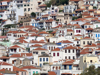 Fototapeta na wymiar Skopelos harbor white houses architecture