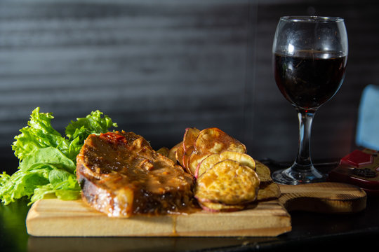 bondiola con batatas fritas y vino