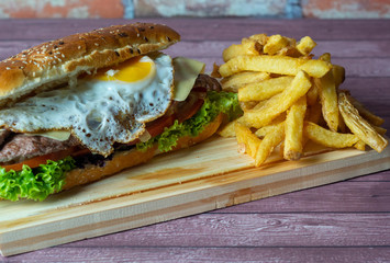 sandwich completo con papas fritas