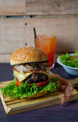 hamburguesa completa con ensalada y jugo