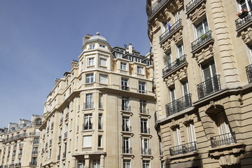 Fototapeta na wymiar Paris - immeuble haussmannien