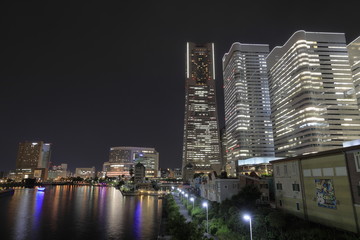 Fototapeta na wymiar 横浜ランドマークタワーとクイーンズスクエア横浜 (夜景)