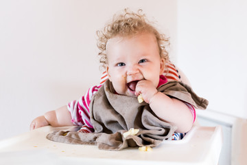 bébé fille à table