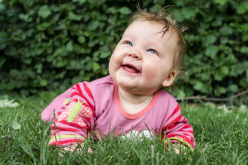 bébé de six mois souriant