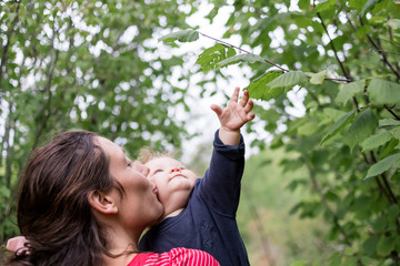 bébé veux attraper un plante