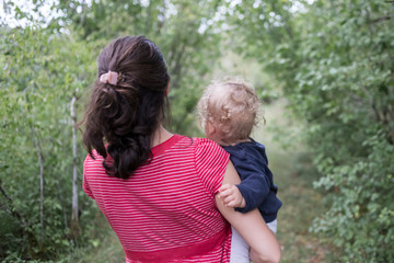 mère et fille de dos dans la nature