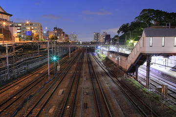 Fototapeta na wymiar 神奈川駅と東海道線の線路 (夜景)