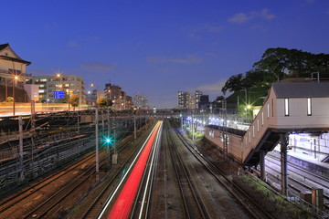 神奈川駅と東海道線の線路 (夜景)