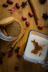 Galletas y un vaso con leche