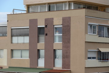 Mediterraner Balkon mit Fenster