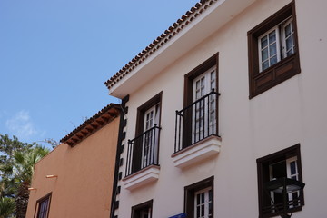Mediterraner Balkon mit Fenster