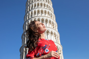 Wunderschöne Elegante Frau im Kleid in Pisa Italien