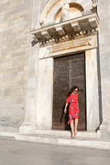 Fototapeta na wymiar Wunderschöne Elegante Frau im Kleid in Pisa Italien
