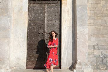 Wunderschöne Elegante Frau im Kleid in Pisa Italien