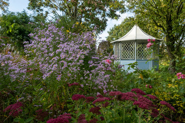 Staudenbeet mit Pavillon