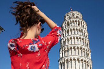Wunderschöne Elegante Frau im Kleid in Italien